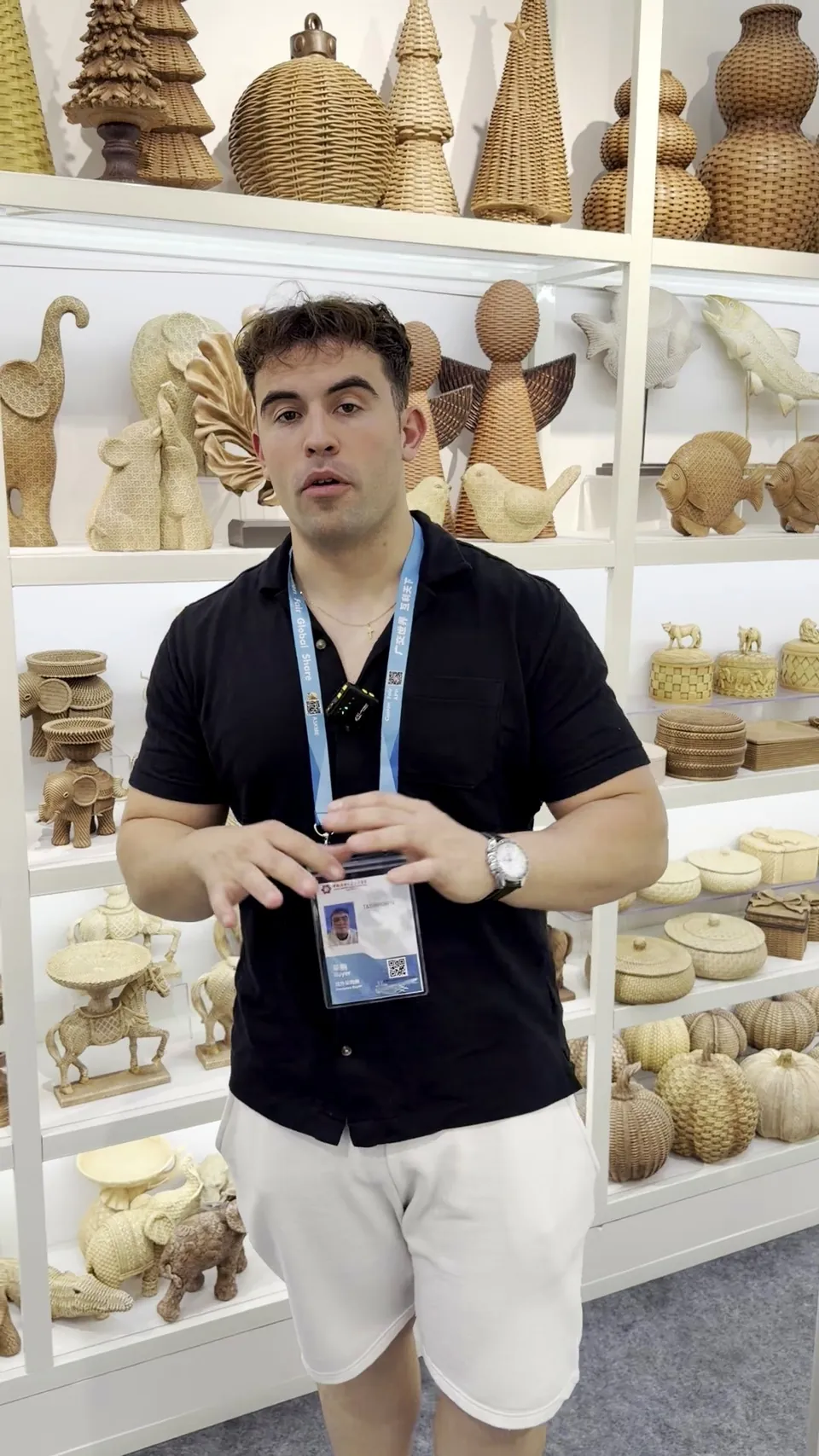 Visiting a home decor and handicrafts stand at the Canton Fair